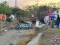 Un vehículo sedan se fue por el canal