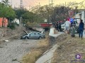 Un vehículo sedan se fue por el canal