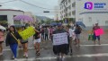 Vecinos y comerciantes bloquean Avenida México en protesta por condiciones de calle San Salvador.