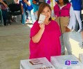 Xóchilt Gálvez emite su voto luego de dos horas de espera