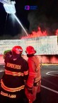 Autoridades coordinan esfuerzos para atender incendio en supermercado de Zapopan