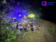 Cae pareja a un río, resulta gravemente lesionada.