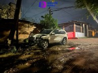 Abandonan camioneta involucrada en choque en El Pitillal en El Mangal