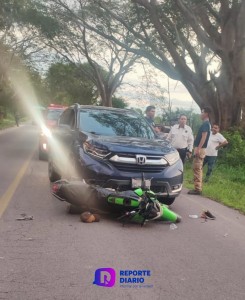 Accidente en Loma Bonita: choque entre camioneta y motocicleta deja dos lesionados.