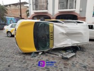 Accidente vehicular en la colonia 5 de Diciembre: vuelca un taxi