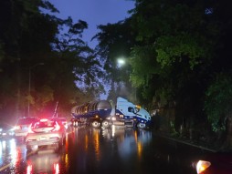 Actualización ‼️ Pipa y vehículo sufren accidente en el libramiento por tormenta y cierran el tráfico