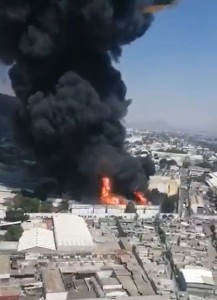 Atienden gran incendio en zona industrial de Ecatepec