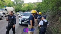 Auto pierde el control y se volcó