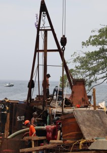 Avanza lentamente la construcción del muelle de Boca de Tomatlán