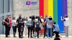 Bandera LGBT+ ondea nuevamente en el edificio del Infonavit
