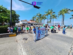 Bloquean calle del Malecón y la Juárez