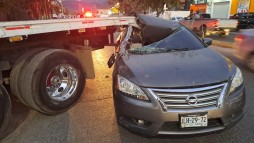 Camión de carga le da un reversazo a un carro en Av. De los poetas