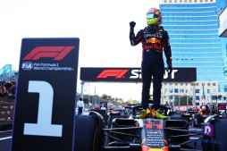 Checo Pérez gana carrera  de Azerbaiyán