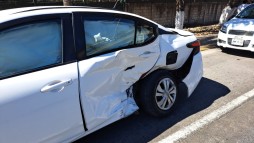 Choca un carro de alquiler del aeropuerto a un uber.