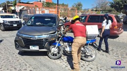 Choque entre una motocicleta y un avanza