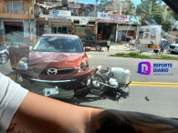 Choque entre una motocicleta y una camioneta Mazda.