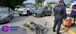 Choque entre vehículo y motocicleta en Fluvial Vallarta deja solo daños materiales.