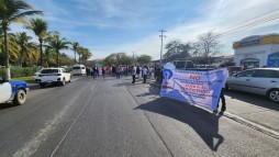 Cierran completamente un carril de la avenida Medina Asencio