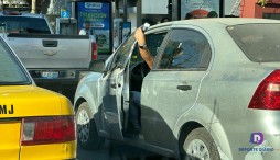 Con la puerta abierta circula en avenida