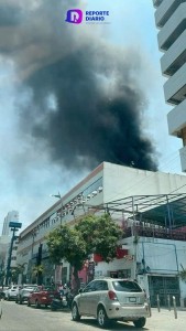 Controlan incendio en Centro de Convenciones Copacabana en Acapulco