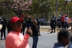 Elementos retiran a manifestantes.