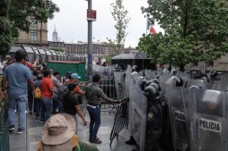 Enfrentamiento entre integrantes de la CNTE y policías afuera de Palacio Nacional, avientan palos y rompen vidrios