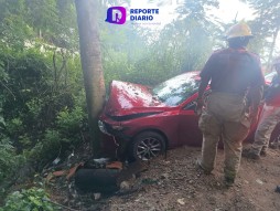 Hombre impacta su vehículo contra un árbol en la carretera 200