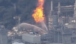 Incendio en refinería de Shell vecina de Pemex en EU