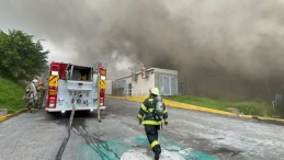 Incendio en supermercado moviliza a bomberos y equipos de emergencia