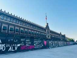 Jóvenes preparan la escenografía en el Zócalo para la Marea Rosa