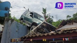 Les cae camioneta en su techo.