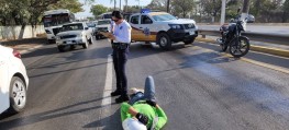 Motociclista pierde el control sobre la Av. Francisco Medina Ascencio