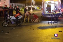 Motociclista se estrelló contra vehículo en semáforo