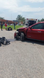 Motociclista sufre accidente en la carretera 200; resulta con ambos brazos fracturados