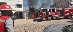 Máquina de construcción se incendia en plena obra