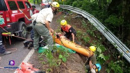 Mueren dos personas en accidente llegando a Boca de Tomatlán.