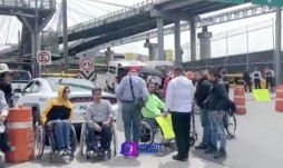 Personas en sillas de ruedas cierran acceso a terminal 1 de Aeropuerto Internacional Benito Juárez de la Cuidad de México