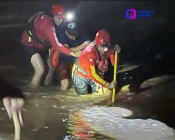 Rescatan Bomberos a 3 personas atrapadas en vehículo dentro del río Ameca