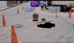 SEAPAL atiende socavón en la colonia Del Toro por ruptura de tubería de aguas negras