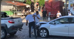 Taxista se impacta contra camioneta de reglamentos