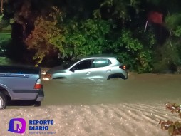 Tormenta arrastra camioneta en Villa de Guadalupe; ocupantes salen ilesos