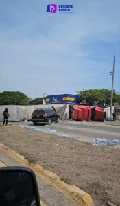 Tráiler volcado en Bucerías cierra carril en dirección norte