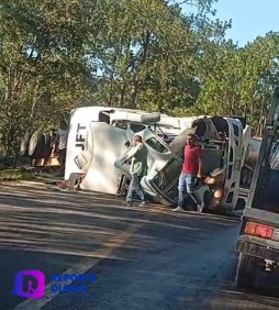 Tráiler vuelca en la curva de Las Monjas, obstruyendo carril