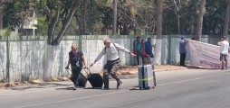 Turistas se ven obligados a caminar debido al bloqueo anti verificación