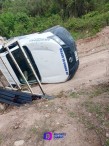 Volcadura de camioneta Nissan de Aceros Ocotlán en Loma Bonita