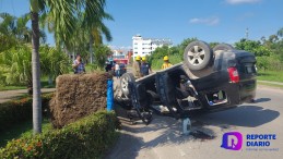 Volcadura de vehículo en Avenida Grandes Lagos y Prisciliano Sánchez