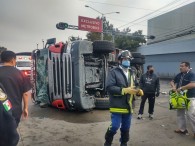 Vuelca camión de bomberos que se dirigía a atender incendio