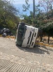 Vuelca camión recolector de basura en boca de Tomatlán