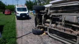 Se voltea camioneta en avenida Las Torres